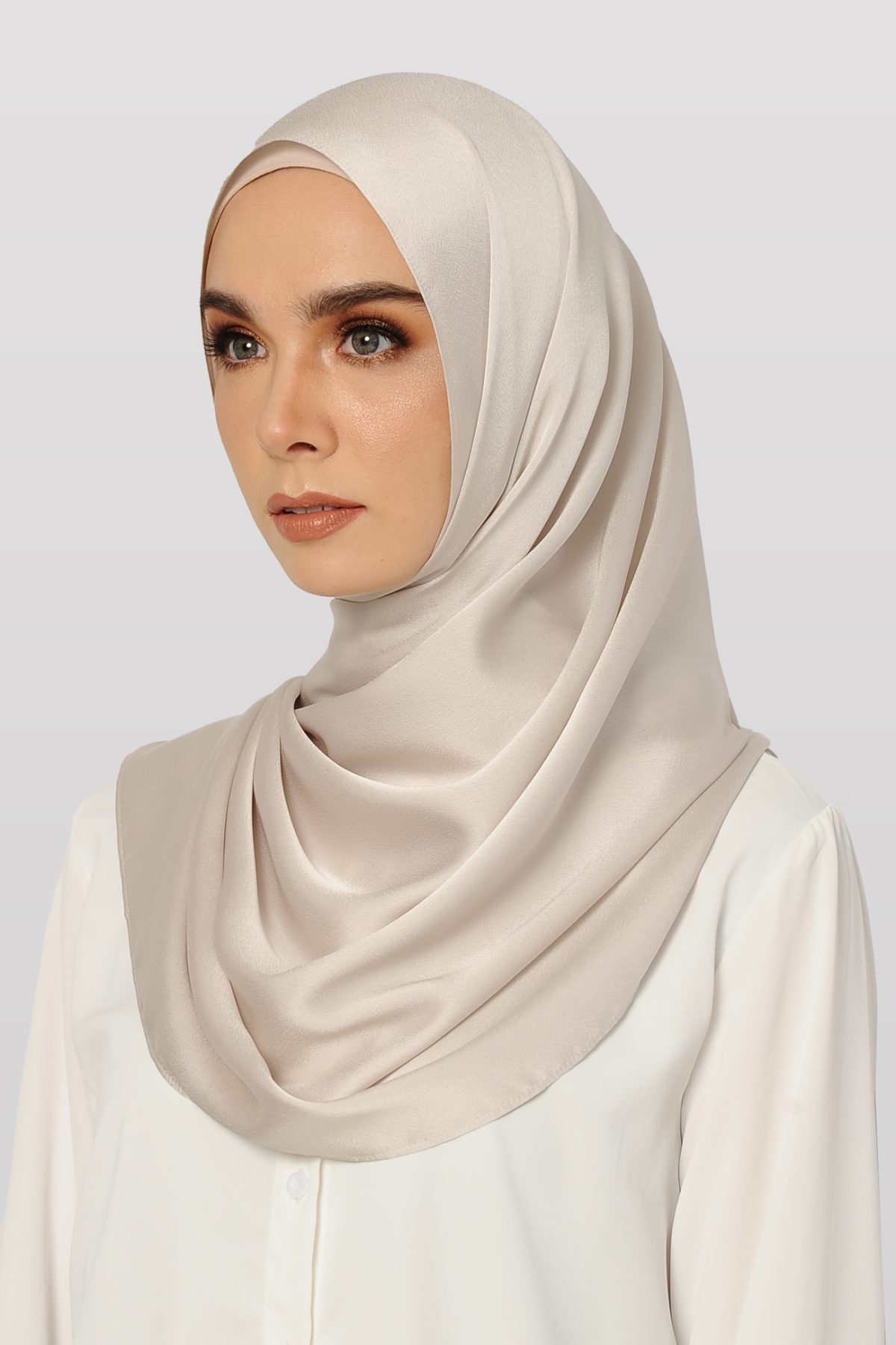 Anecdotte Reed Satin Shawl Pearl White Left