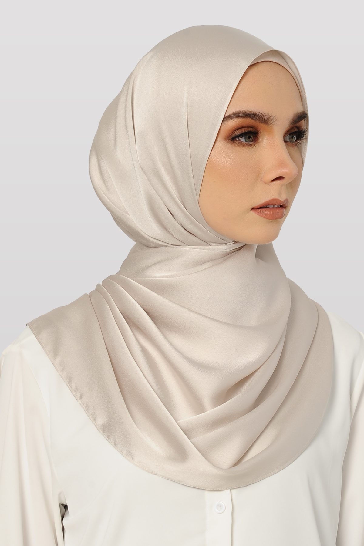 Anecdotte Reed Satin Shawl Pearl White Right