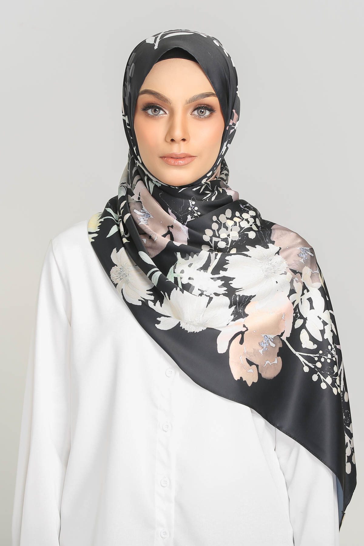 MEADOW Chryseis Long Shawl Satin Silk Printed In Black