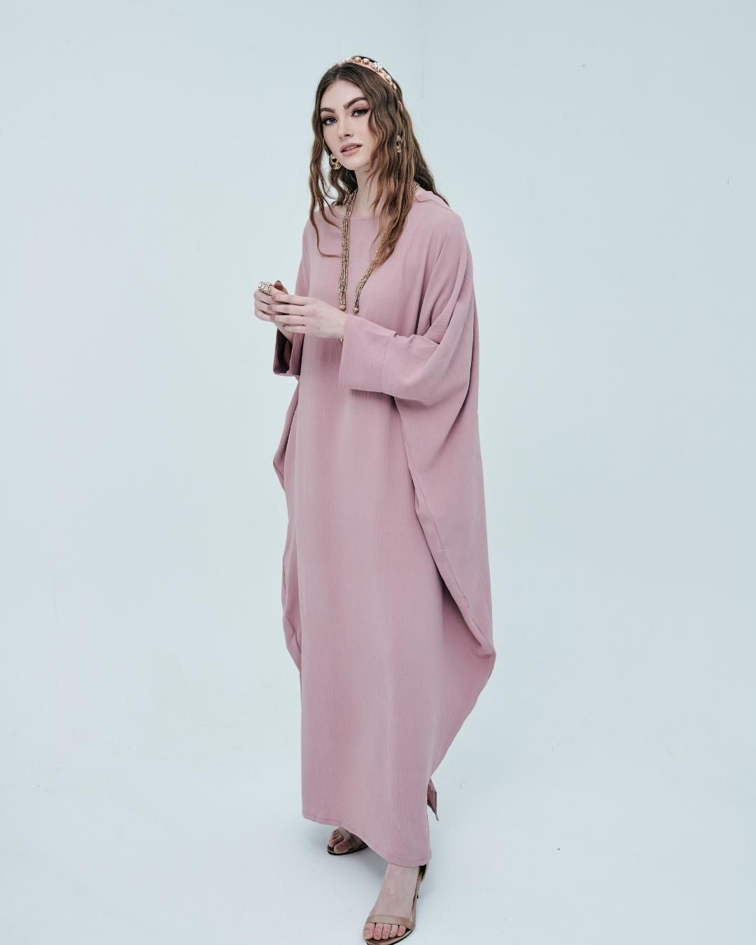 CLARISSE Jubah Kaftan Dusty Pink Style Pose 2