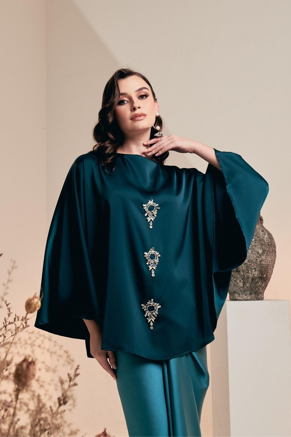 SAVONNE Top Batwing Satin Matte – Emerald Green