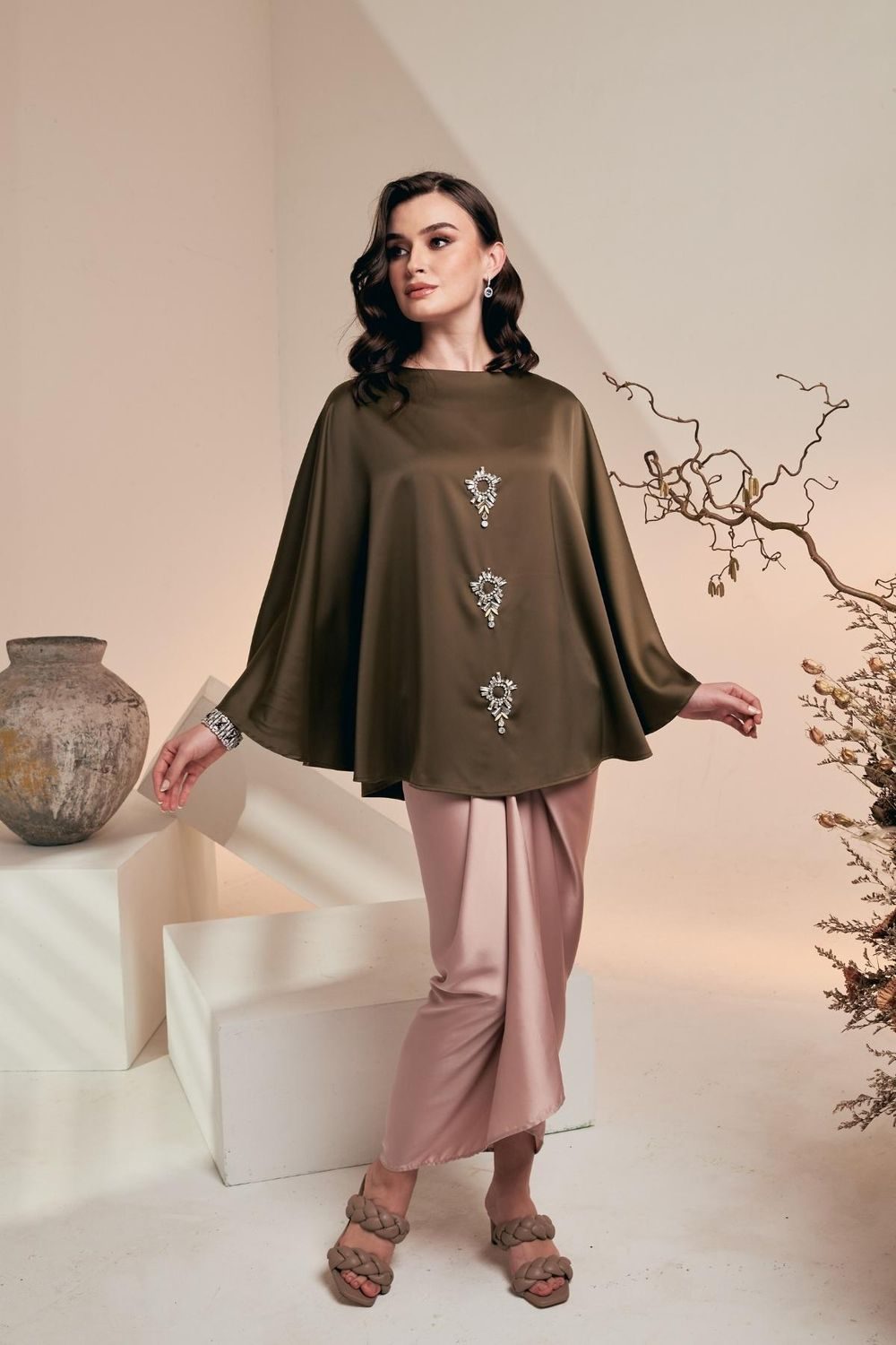 SAVONNE Top Batwing Satin Matte – Olive Green